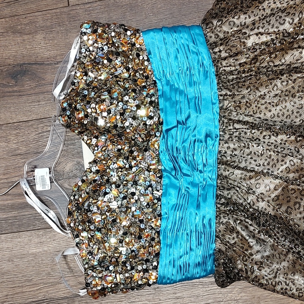 Formal dress - Picture 2 of 3